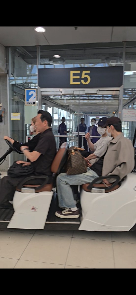 LovelyHunieExoL's tweet photo. They're here 🥰 #exo #exol #EXhOrizon_in_BKK #EXhOrizon_in_Bangkok https://t.co/82Sb8grASx