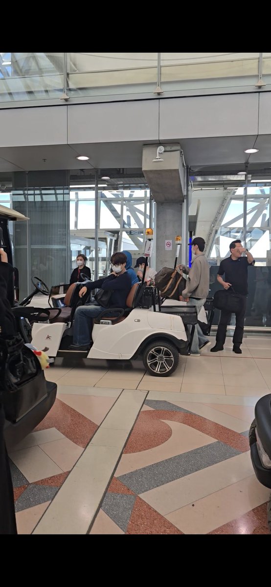 LovelyHunieExoL's tweet photo. They're here 🥰 #exo #exol #EXhOrizon_in_BKK #EXhOrizon_in_Bangkok https://t.co/82Sb8grASx