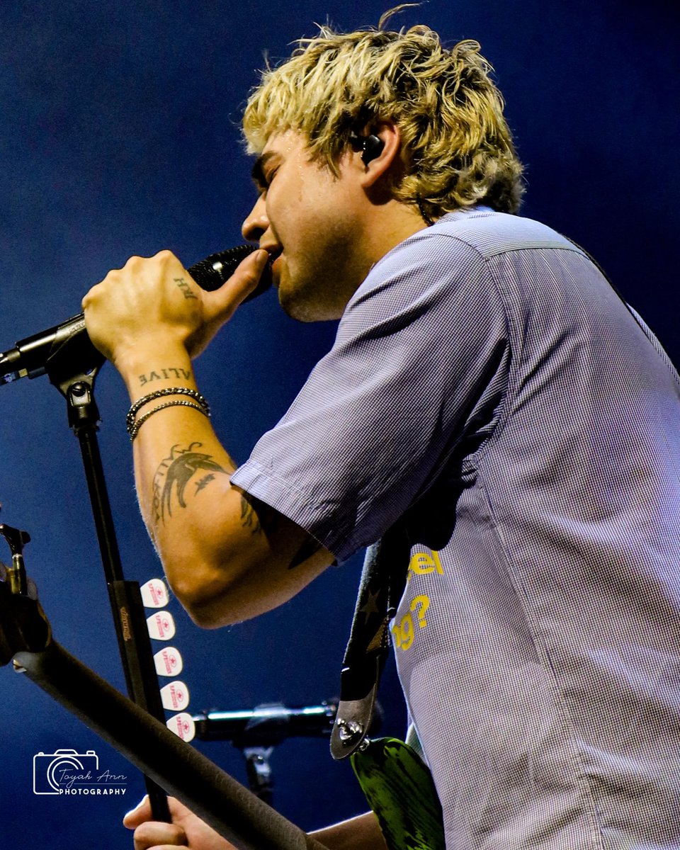 sunxlrh's tweet photo. arm, tattoos, and hand YES YES https://t.co/bz8YHUMeBT