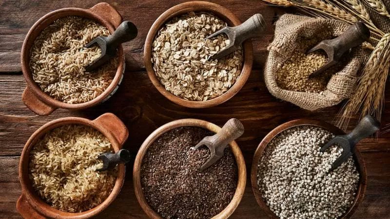 g_caprotti's tweet photo. #Farro, #quinoa, #kamut: #superfood o super #marketing?
La BBC ha dedicato un lungo servizio ai "grani antichi". La moda spopola da anni, ma gli esperti sono chiari: nessuna evidenza scientifica dimostra che siano migliori dei cereali moderni.
La vera differenza è tra integrale e non integrale. Un prodotto integrale contiene 4-5 volte più minerali, vitamine e antiossidanti rispetto alla farina bianca, indipendentemente dal cereale.
P.S.: il kamut è un marchio registrato, non un tipo di cereale e non ha nessuna proprietà particolare.
Meno miti, più etichette!
https://t.co/mN1XWdpMna
#alimentazione #salute