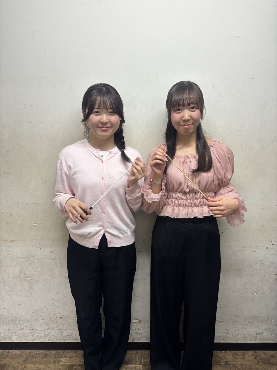 utwe's tweet photo. 【学生指揮者紹介🎶】
五月祭大演奏会まであと2日です！
今回は学生指揮者の紹介をします。選曲やスケジュール作成、合奏での代振りなど、演奏づくりの主体となって動いてきました！本番ではそれぞれ一曲ずつ振らせていただきます🎵
素敵なステージをお届けできるよう頑張ります！ https://t.co/c6PQJjjUxP