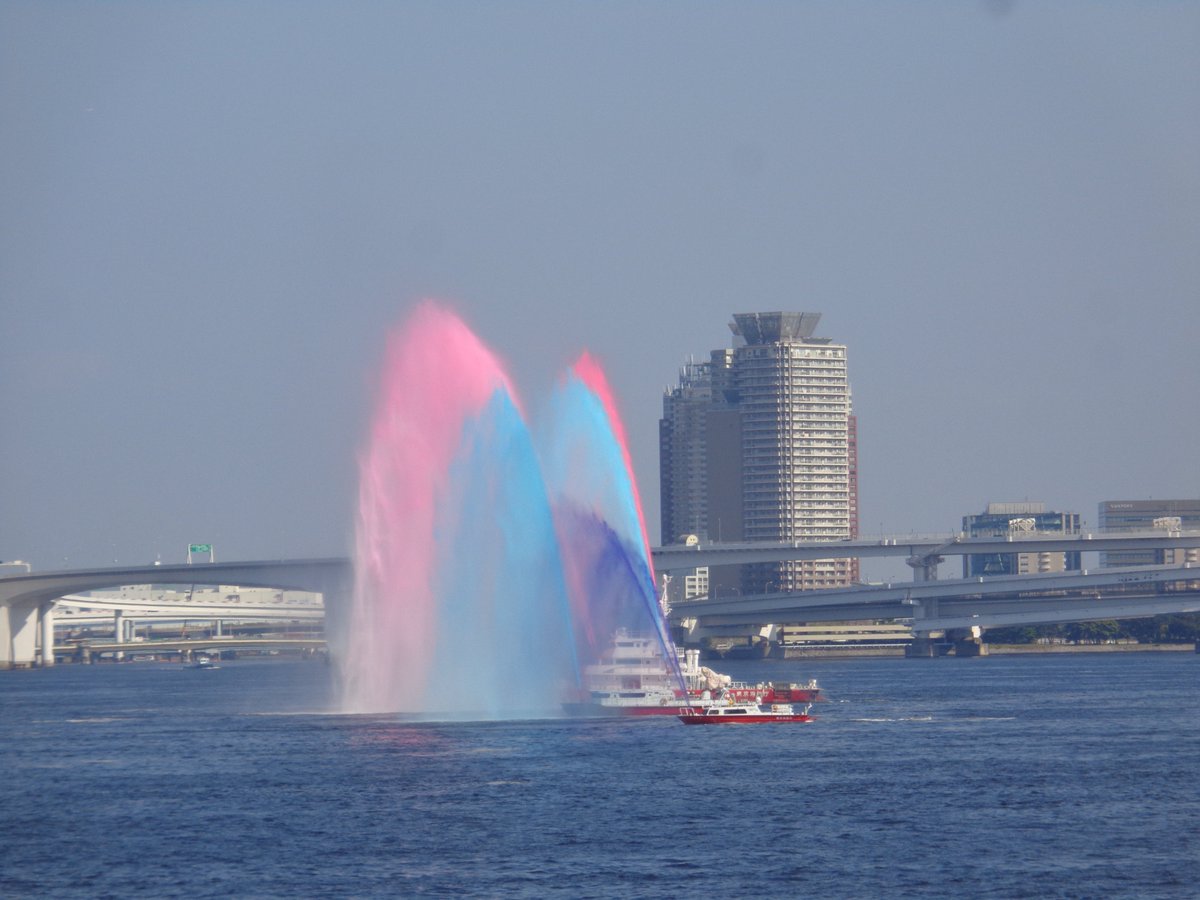 tptcterminal's tweet photo. ⚓️竹芝客船ターミナルです⚓️
正解は…今週末に開催される東京消防庁「水の消防ページェント」のリハーサルでした🚢🚒
5/17（日）晴海ふ頭公園周辺で行われる予定です😊
一斉放水も行われるそうなので🌊ご興味のある方は是非お越しください🥰 https://t.co/MarHWLmOqg