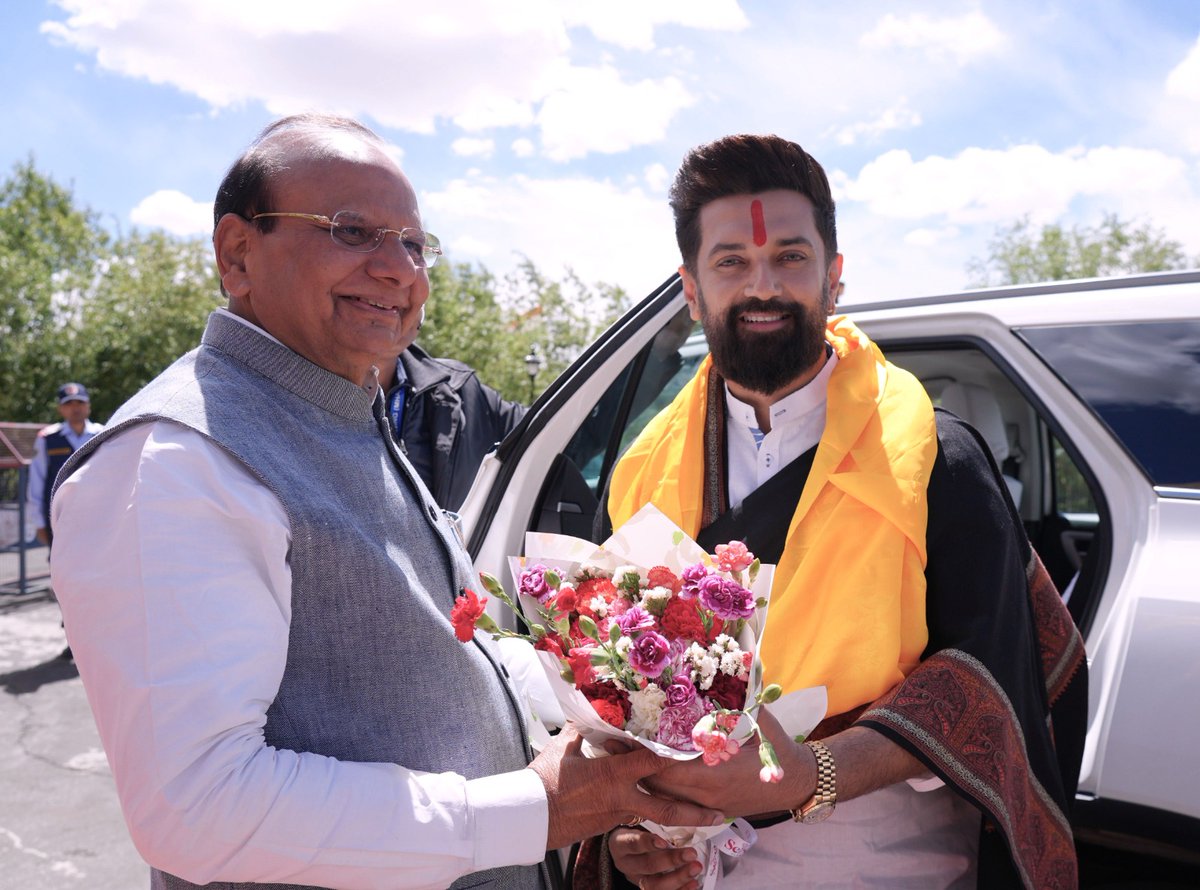 iChiragPaswan's tweet photo. आज लेह के लोक निवास में केंद्र शासित प्रदेश लद्दाख के माननीय उपराज्यपाल विनय कुमार सक्सेना जी से शिष्टाचार भेंट की।

बैठक में लद्दाख में खाद्य प्रसंस्करण क्षेत्र को सशक्त बनाने तथा यहां के विशिष्ठ स्थानीय उत्पादों के प्रसंस्करण को बढ़ावा देने पर सार्थक चर्चा हुई।

लद्दाख के विशिष्ट स्थानीय उत्पाद, भौगोलिक पहचान और उद्यमशीलता इसे मूल्यवर्धित खाद्य उत्पादों के क्षेत्र में राष्ट्रीय और वैश्विक पहचान दिला सकते हैं।