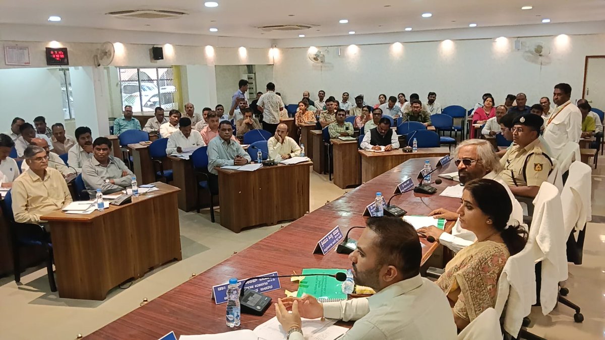 ceozpbidar's tweet photo. ದಿನಾಂಕ - 14.05.2026 ರಂದು ಬೀದರ ಜಿಲ್ಲಾ ಪಂಚಾಯತ ಕಚೇರಿ ಸಭಾಂಗಣದಲ್ಲಿ, ಮಾನ್ಯ ಜಿಲ್ಲಾ ಉಸ್ತುವಾರಿ ಸಚಿವರ ಅಧ್ಯಕ್ಷತೆಯಲ್ಲಿ ಜರುಗಿದ, ಕುಡಿಯುವ ನೀರಿನ ಸಮಸ್ಯೆ ಹಾಗೂ ವಿವಿಧ ಅಭಿವೃದ್ಧಿ ಕಾಮಗಾರಿ, ಕೆಕೆ ಆರ್ ಡಿಬಿ ಅನುದಾನ ಬಳಕೆಯ ಪ್ರಗತಿ ಪರಿಶೀಲನಾ ಸಭೆಯಲ್ಲಿ ಭಾಗವಹಿಸಲಾಯಿತು.
@SagarKhandre12 @eshwar_khandre https://t.co/fsTnz5gjZj