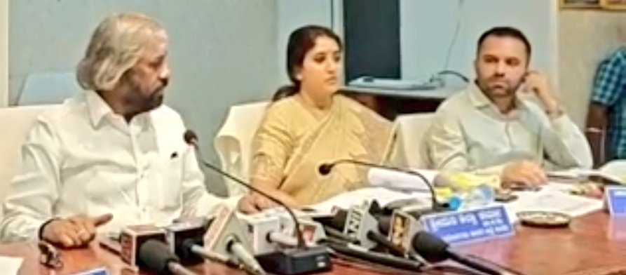 ceozpbidar's tweet photo. ದಿನಾಂಕ - 14.05.2026 ರಂದು ಬೀದರ ಜಿಲ್ಲಾ ಪಂಚಾಯತ ಕಚೇರಿ ಸಭಾಂಗಣದಲ್ಲಿ, ಮಾನ್ಯ ಜಿಲ್ಲಾ ಉಸ್ತುವಾರಿ ಸಚಿವರ ಅಧ್ಯಕ್ಷತೆಯಲ್ಲಿ ಜರುಗಿದ, ಕುಡಿಯುವ ನೀರಿನ ಸಮಸ್ಯೆ ಹಾಗೂ ವಿವಿಧ ಅಭಿವೃದ್ಧಿ ಕಾಮಗಾರಿ, ಕೆಕೆ ಆರ್ ಡಿಬಿ ಅನುದಾನ ಬಳಕೆಯ ಪ್ರಗತಿ ಪರಿಶೀಲನಾ ಸಭೆಯಲ್ಲಿ ಭಾಗವಹಿಸಲಾಯಿತು.
@SagarKhandre12 @eshwar_khandre https://t.co/fsTnz5gjZj