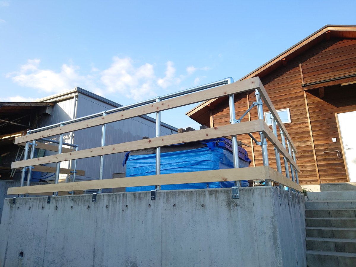 Shinnosuke_DIY's tweet photo. 一部のウッドフェンスの骨格完成💡

横桟は桧の間柱材を使用
一段目で水平を出す為にレーザーで不陸を見て、パッキンで調整しました

2・3段目はバカ棒を作って乗せかけるだけ✌

擁壁角が直角では無いので一苦労…
コーナーは思い付きで補強バーを使って強化

なかなかガッチリと作れました☺️✨ https://t.co/cntfHdXYzL