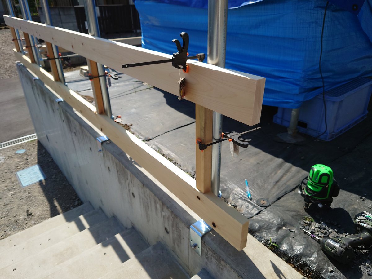 Shinnosuke_DIY's tweet photo. 一部のウッドフェンスの骨格完成💡

横桟は桧の間柱材を使用
一段目で水平を出す為にレーザーで不陸を見て、パッキンで調整しました

2・3段目はバカ棒を作って乗せかけるだけ✌

擁壁角が直角では無いので一苦労…
コーナーは思い付きで補強バーを使って強化

なかなかガッチリと作れました☺️✨ https://t.co/cntfHdXYzL