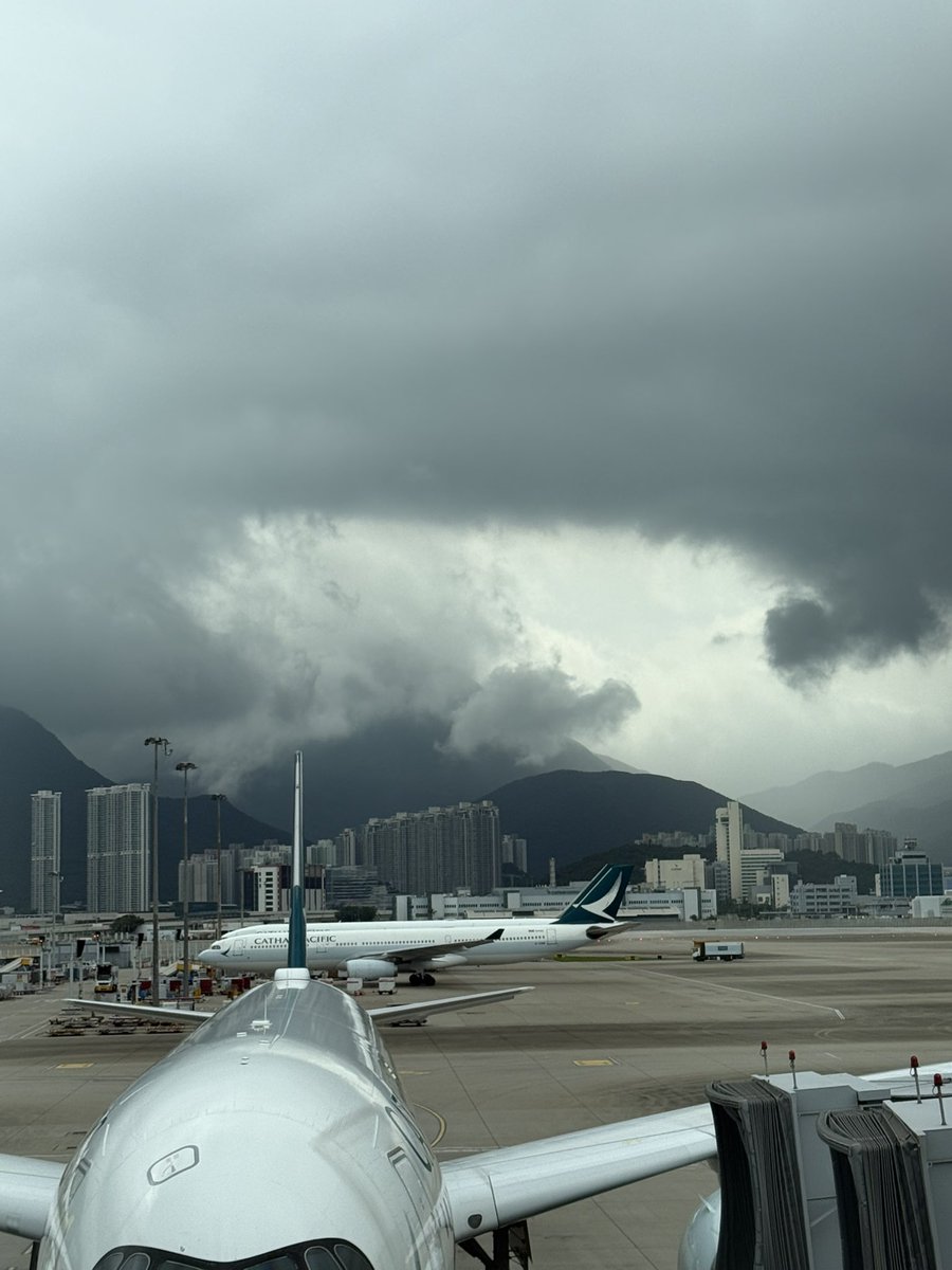 mk55991's tweet photo. 香港はどんよりした空模様だなぁ⚡️
乗り継ぎのフライト待ち✈️ https://t.co/EsIVGMt4mI