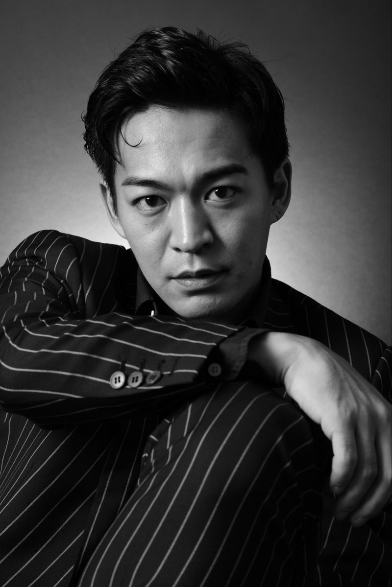 ActorKenta879's tweet photo. 武田さんのブロマイド
渋い、昭和！カッコ良いので是非！

近く行く予定の方、是非！！
魂撮ってくれるよ。

普段の撮影現場では野次馬に間違えられて
警備員さんに止められる俺が
ほら。
昭和のスターみたいだろ？ https://t.co/pxVseEYwYY