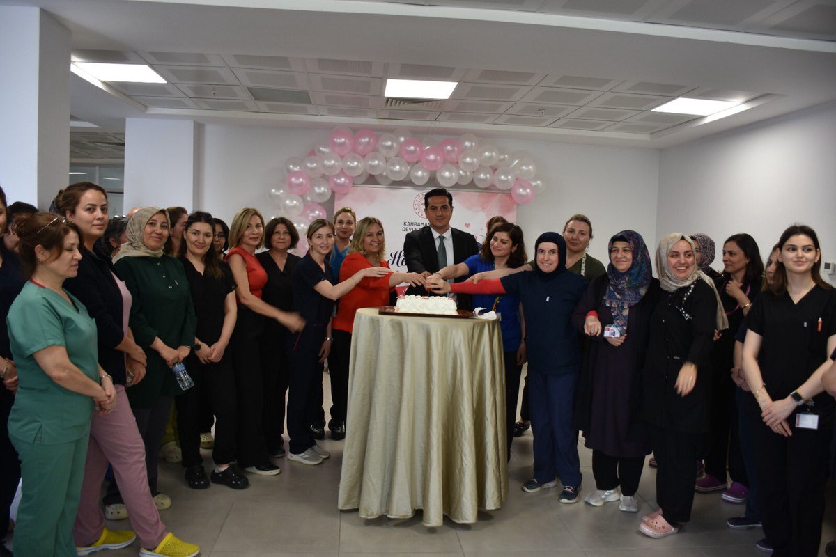 kahramankazandh's tweet photo. 12 Mayıs Hemşireler Günü’nü Başhekimimiz Uzm. Dr. Semih Canpolat ve yöneticilerimizin katılımıyla kutladık. Sağlık hizmetlerimizin gizli kahramanları, özveri ve şefkatle hayatlara dokunan tüm hemşirelerimizin günü kutlu olsun! 🩺✨ #HemşirelerGünü https://t.co/n45qn0WyyJ