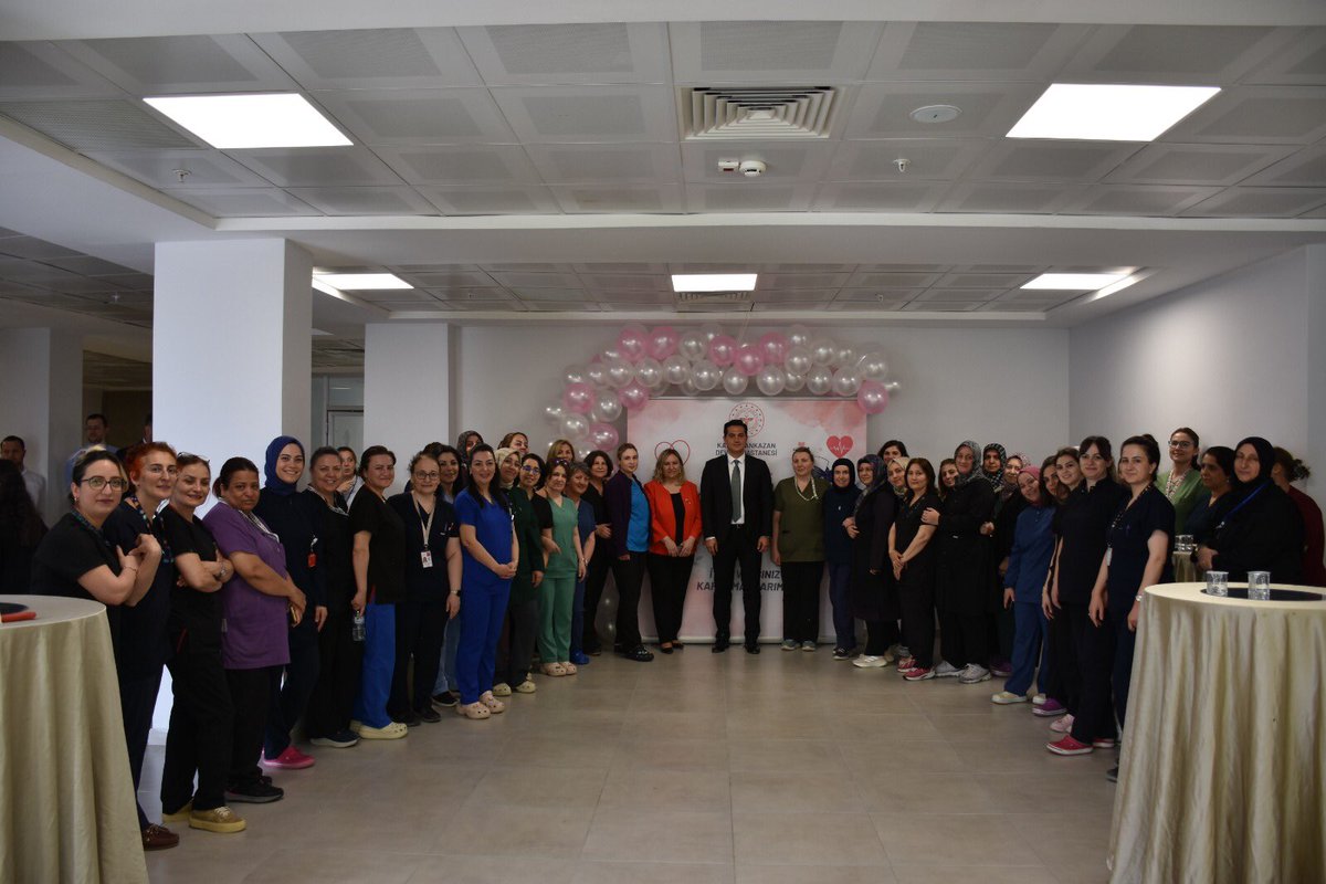 kahramankazandh's tweet photo. 12 Mayıs Hemşireler Günü’nü Başhekimimiz Uzm. Dr. Semih Canpolat ve yöneticilerimizin katılımıyla kutladık. Sağlık hizmetlerimizin gizli kahramanları, özveri ve şefkatle hayatlara dokunan tüm hemşirelerimizin günü kutlu olsun! 🩺✨ #HemşirelerGünü https://t.co/n45qn0WyyJ