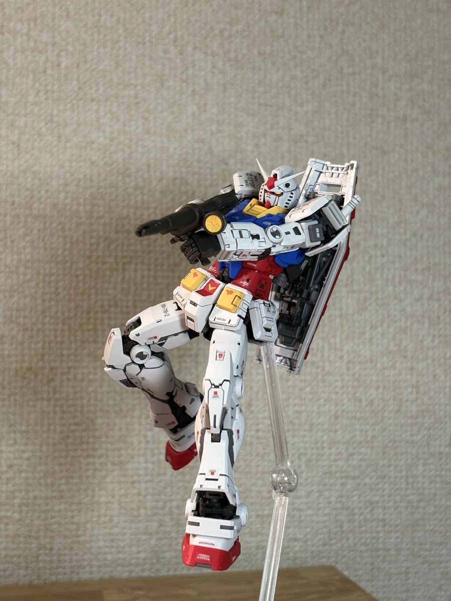 end11670's tweet photo. RG RX-78-2 ガンダム Ver.2.0完成！

パチ組み&amp;付属マーキングシール&amp;つや消しだけでこの出来なの良キットすぎる、、

可動域も広いしポロリもしない最強☺️

#ガンプラ
#ガンプラ初心者
#ガンプラ好きと繋がりたい https://t.co/B2K4SuhwEo