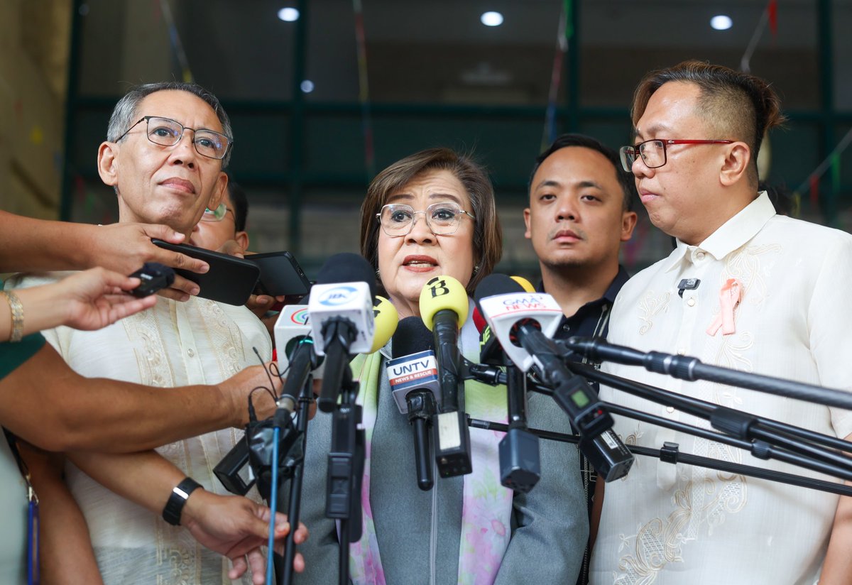 manayleila's tweet photo. Dumalo at humarap tayo sa preliminary investigation sa kasong isinampa laban sa atin ni Atty. Manases Carpio, asawa ni VP Sara Duterte. Kaugnay ito sa mga inireport ng Anti-Money Laundering Council (AMLC) sa impeachment proceeding ng Justice Committee ukol sa kanilang mga kahina-hinalang bank transactions na bilyon-bilyong piso ang halaga. 

Tulad ng pagsasampa ni Manases Carpio ng kaso laban sa Saballa et al complainants, maliwanag na ito’y panlilihis lang sa mga alegasyon na ayaw harapin ni VP Sara. Isa itong harassment sa mga mambabatas at sa mga indibidwal na ginagampanan ang tungkulin sa pagsusulong ng impeachment bilang mekanismo ng pananagutan na nakasaad sa ating Konstitusyon. 

Kompiyansa tayo na mababasura ang kasong ito. Hindi tayo maduduwag na harapin ito dahil wala naman tayong nilalabag na batas. Wala tayong pinagtatakpan. Wala tayong itinatago. 

Tinakot, ginipit at pinatatahimik na rin ako noon ng mga ayaw lumabas ang katotohanan. Wala pa ring nagbago: Hindi ako pasisindak. Hindi ko ito uurungan. 

Patuloy tayong maninindigan. Pananagutin natin ang mga umabuso at patuloy pa ring umaabuso sa kapangyarihan.