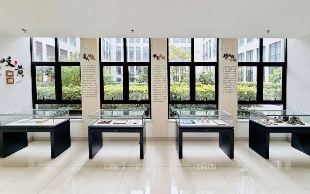 MeetBund's tweet photo. Shanghai Fourth People’s Hospital in Hongkou is bringing more warmth to everyday care. Visitors can relax and read at the 1921·Sanwei Study while waiting for appointments, borrow umbrellas on rainy days, and explore a traditional Chinese medicine experience area. 📚 https://t.co/yqjjWTOYOM