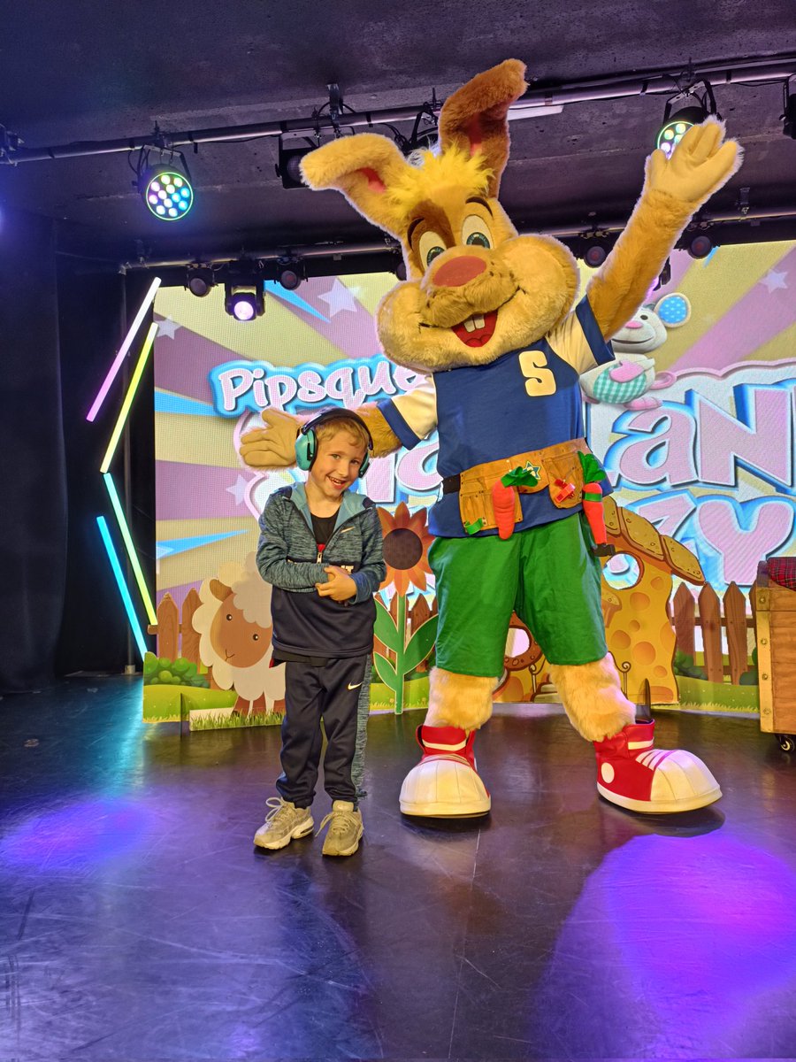 SChivertonx's tweet photo. Carter's trip to the caravan! He met milkshake monkey, sparky, sparkle &amp; then sky off paw patrol! https://t.co/IRsHkvO8sy