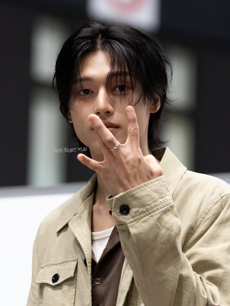 JWYcomfort's tweet photo. WHAT IN JAPAN AIR ?????? LOOK AT HIM WOOYOUNG IS SO SO PRETTY TODAY OMG https://t.co/eh9gHf7QvS
