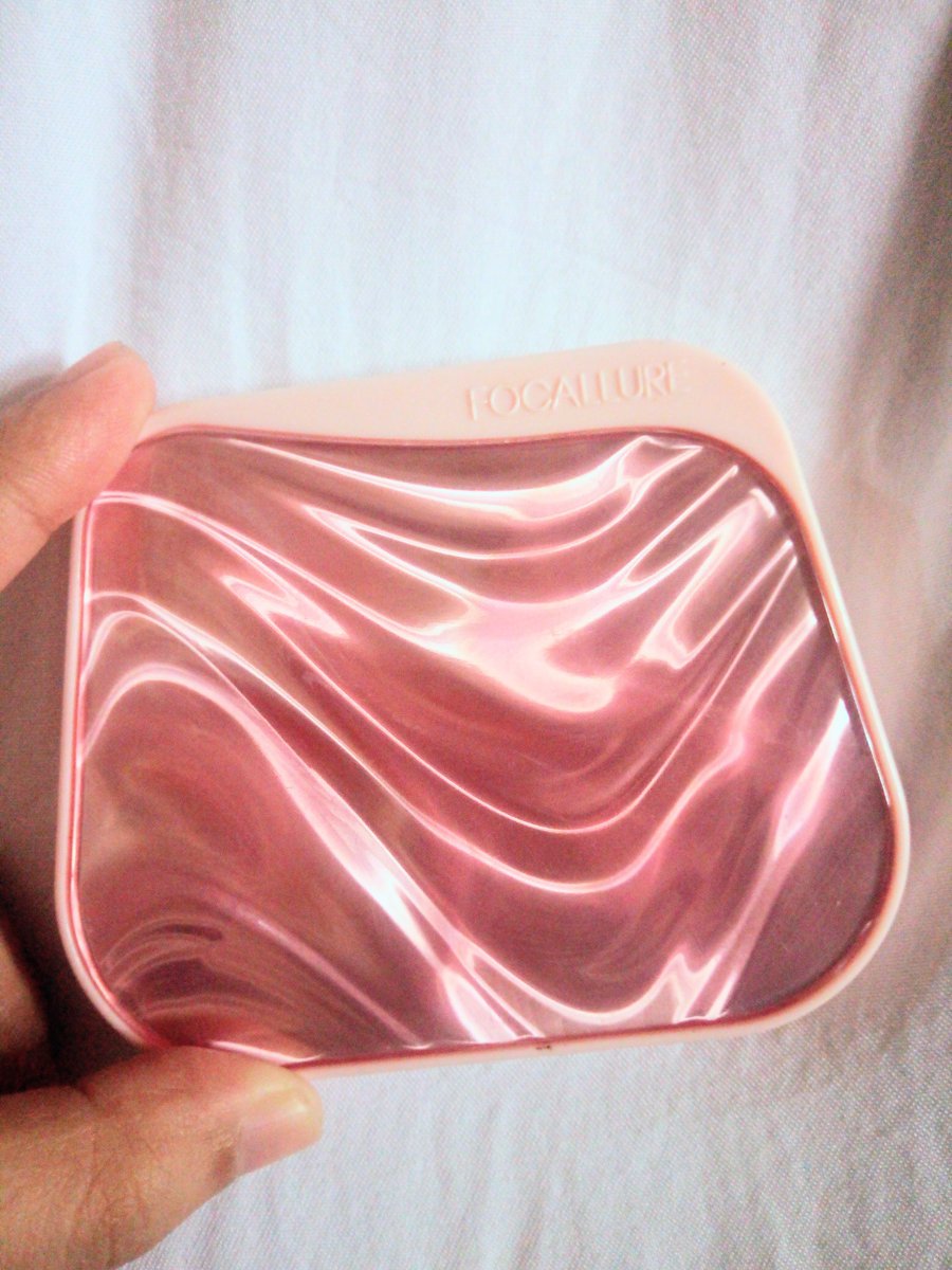 fruitteaapple_'s tweet photo. Sekarang lg suka pake Eyeshadow 8 palette nya Foccallure💖
Diliat dari packagingnya aja udah cantik😍
Ini aku pakai yg shade BR02.
Reddish brown gitu warnanya. Warnanya sekali swipe udah keliatan dan gak gonjreng.
Pas difoto ini jd agak bold warnanya pdhl aslinya lebih kalem💖 https://t.co/CsDcBxvohD