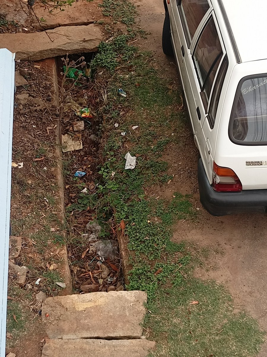 chandanhj's tweet photo. @Commissionertmk ⚠️ Ward 28, Saraswathipuram, Vivekananda Road – Municipal workers are deliberately skipping drainage cleaning here while cleaning other roads nearby..Are residents of this ward not entitled to basic municipal services? https://t.co/aX4mNaTt6K