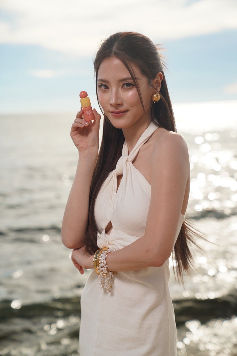 HealJaiEnt's tweet photo. ใบเฟิร์น พิมพ์ชนก" สาดออร่าท้าแดดริมหาด เปิดตัว Baby Bright SunSun Club
นิยามความงามบทใหม่ สวยมั่นใจแบบ Naturally Bright
#BabyBright #SunSunClub #BABYBRIGHTSunSunClub #NaturallyBright #ใบเฟิร์นพิมพ์ชนก #CleanBeauty
BABY BRIGHT แบรนด์บิวตี้ขวัญใจคนรุ่นใหม่ ตอกย้ำความเป็นผู้นำบิวตี้เทรนด์ จัดงาน “Baby Bright SUN SUN BEACH CLUB” เนรมิตคาเฟ่สุดฮิปริมทะเล Cafe Casa Tropika ให้กลายเป็นสเปซแห่งความบิวตี้ พร้อมเปิดตัวผลิตภัณฑ์ไฮไลท์ Baby Bright SUNSUN Matte Lip SPF50+ PA++++ ลิปแมทท์กันแดดนวัตกรรมใหม่ที่ปกป้องพร้อมบำรุง โดยมี “ใบเฟิร์น พิมพ์ชนก ลือวิเศษไพบูลย์” ร่วมอวดริมฝีปากสวยสะกดตาในบรรยากาศพระอาทิตย์ตกดิน
เรียกได้ว่าการปรากฏตัวของ ‘ใบเฟิร์น พิมพ์ชนก’ ที่มาพร้อมออร่าความสวยสะกดตา เปลี่ยนบรรยากาศริมหาดให้เต็มไปด้วยพลังและชีวิตชีวา โดยครั้งนี้ใบเฟิร์นไม่ได้มาเพียงแค่ความสดใส แต่ยังมาเผยความลับการดูแลตัวเองที่เชื่อว่า ‘ความสวยต้องมาคู่กับสุขภาพริมฝีปากที่ดี’ พร้อมเปิดตัวไอเทมชิ้นใหม่! ลิปสติกคอลเลกชันล่าสุดที่ผสานพลังบำรุงจากธรรมชาติ มอบสัมผัสเนียนนุ่มชุ่มชื้น ให้ริมฝีปากสวยสู้แดดจัดได้ตลอดวัน ท่ามกลางรอยยิ้มที่เป็นกันเอง ซึ่งตอกย้ำภาพลักษณ์ความสวยที่จับต้องได้และเปี่ยมด้วยความมั่นใจในแบบฉบับ Baby Bright
ในงานนี้ได้รับเกียรติจาก คุณชลธิดา สถาวรวิจิตร รองกรรมการผู้จัดการสายงานการตลาด ตัวแทน บริษัท คาร์มาร์ท จำกัด (มหาชน) ได้กล่าวถึงก้าวสำคัญของแบรนด์ในครั้งนี้ว่า "ในปี 2026 BABY BRIGHT เราตั้งใจยกระดับแบรนด์ ที่ตอบโจทย์การใช้ชีวิตจริง โดยเฉพาะสภาพอากาศในเอเชียตะวันออกเฉียงใต้ เราให้ความสำคัญกับการคัดสรรส่วนผสมหลักจากธรรมชาติ (Natural-based Ingredients) ที่อ่อนโยนแต่ทรงประสิทธิภาพ เพื่อสร้างเกราะป้องกันริมฝีปากให้แข็งแรงในระยะยาว เราอยากให้ทุกคนรู้สึกดีกับตัวเองในทุกมิติ และสามารถใช้ชีวิตได้อย่างมั่นใจในแบบที่เป็นตัวเองที่สุด"
อีกทั้ง “ใบเฟิร์น พิมพ์ชนก” ตัวแทนความสวยแบบ Baby Bright ร่วมแชร์เคล็ดลับความมั่นใจท่ามกลางแสงแดดอีกว่าใบเป็นคนชอบทำกิจกรรมกลางแจ้งมากค่ะ สิ่งที่กังวลเสมอคือริมฝีปากที่อาจคล้ำเสียจากแดด แต่พอได้ลอง SUNSUN Matte Lip บอกเลยว่าเลิฟมาก! เพราะเป็นลิปแมทท์ที่มี SPF50+ PA++++ ปกป้องปากเราได้จริง แถมเนื้อนุ่มเกลี่ยง่าย ไม่ตกร่องเลยค่ะ ที่สำคัญคือเป็นวีแกน อ่อนโยนต่อปากใบเฟิร์นสุดๆ ไม่ว่าจะทำกิจกรรมไหน ใบเฟิร์นก็มั่นใจว่าปากสวยเป๊ะและสุขภาพดีแน่นอนค่ะ"
บรรยากาศภายในงานยังสะท้อนถึงการผสมผสานระหว่างความงามและไลฟ์สไตล์ได้อย่างลงตัว ไม่ว่าจะเป็นมุมทดลองผลิตภัณฑ์ที่ออกแบบมาให้พกพาสะดวก ตอบโจทย์ชีวิตที่ไม่หยุดนิ่งของคนรุ่นใหม่ ไปจนถึงแนวทางที่เป็นมิตรต่อสิ่งแวดล้อมที่แบรนด์เริ่มนำมาปรับใช้ ก้าวต่อไปของ Baby Bright ในครั้งนี้จึงไม่ใช่เพียงการนำเสนอผลิตภัณฑ์เครื่องสำอาง แต่เป็นการส่งมอบประสบการณ์ที่ช่วยให้ทุกคนรู้สึกดีกับตัวเองในทุกมิติ และสามารถใช้ชีวิตได้อย่างมั่นใจภายใต้แสงแดดในแบบที่เป็นตัวเองที่สุด ดังคำมั่นสัญญาที่จะพาแบรนด์ก้าวสู่ความสวยงามที่ยั่งยืนไปพร้อมกับทุกคน
ติดตามรายละเอียดเพิ่มเติมและโปรโมชั่นสุดพิเศษได้ที่ Facebook / Instagram: Baby Bright Make up
