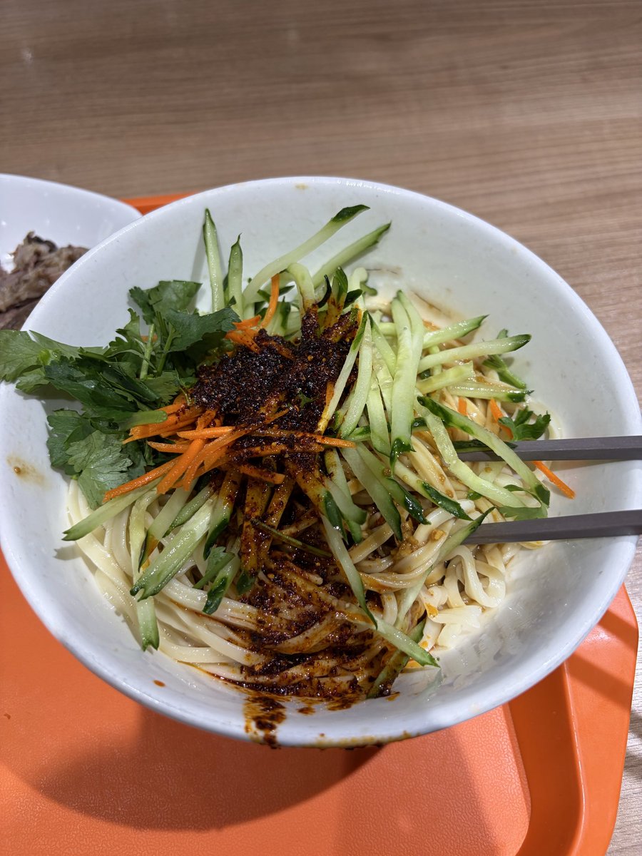 RTFisTaget's tweet photo. 老黄吃着北京的炸酱面。想去吃金强牛肉面了😋 https://t.co/GkfS7WfM2h