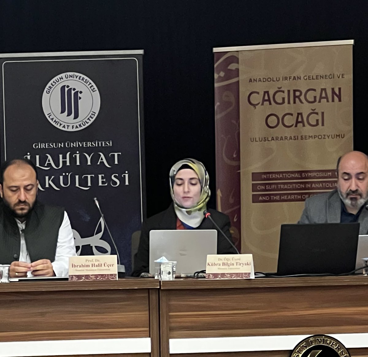 CagirganSemp's tweet photo. Dr. Öğr. Üyesi Kübra Bilgin Tiryaki “Arif Kimi Temsil Eder? Makâmâtü’l-Ârifîn Yorumunda Fahreddin er-Râzî Etkisi” başlıklı tebliğini sunuyor. https://t.co/wiQdIAdYeX
