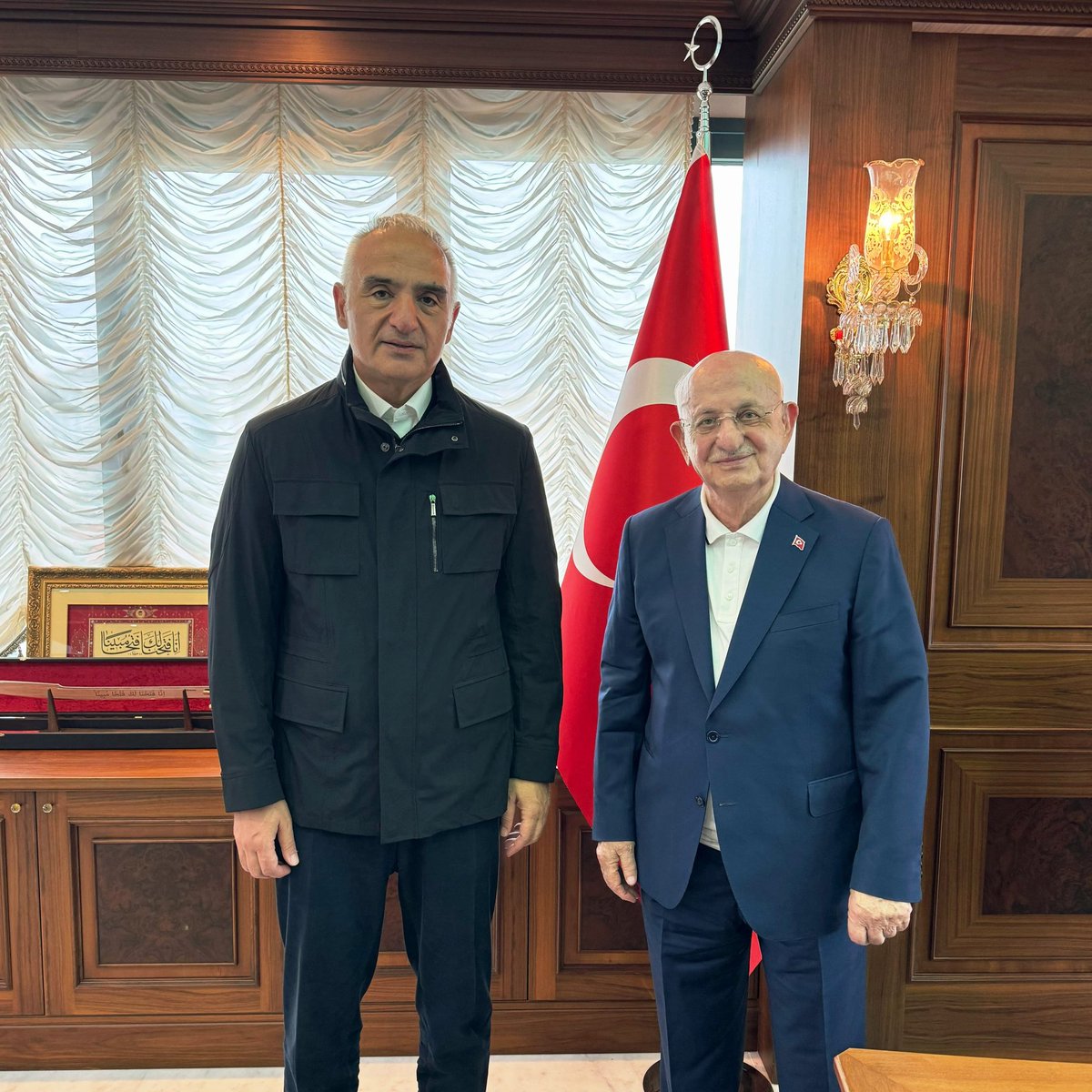 MehmetNuriErsoy's tweet photo. Önceki dönem TBMM Başkanımız Sayın İsmail Kahraman’a nezaket ziyaretinde bulunduk.

Kendileriyle kültür, tarih ve medeniyet üzerine samimi ve kıymetli bir sohbet gerçekleştirdik.

Türkiye’nin kültürel mirasının korunması, yaşatılması ve gelecek nesillere aktarılması konusunda geçmişten bugüne ortaya konulan çalışmaları değerlendirme fırsatı bulduk. Kültür politikalarımızın hafızasında önemli bir yere sahip olan tecrübelerini dinlemekten memnuniyet duyduk.

Medeniyet birikimimizin korunmasına yönelik uzun yıllara dayanan katkıları dolayısıyla Sayın Kahraman’a şükranlarımı sunuyor, nazik ev sahiplikleri için teşekkür ediyorum.