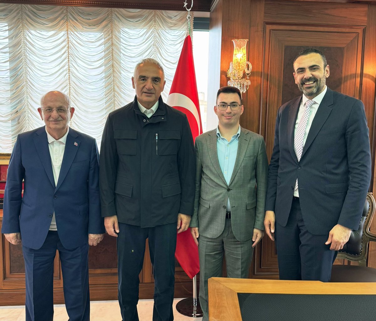 MehmetNuriErsoy's tweet photo. Önceki dönem TBMM Başkanımız Sayın İsmail Kahraman’a nezaket ziyaretinde bulunduk.

Kendileriyle kültür, tarih ve medeniyet üzerine samimi ve kıymetli bir sohbet gerçekleştirdik.

Türkiye’nin kültürel mirasının korunması, yaşatılması ve gelecek nesillere aktarılması konusunda geçmişten bugüne ortaya konulan çalışmaları değerlendirme fırsatı bulduk. Kültür politikalarımızın hafızasında önemli bir yere sahip olan tecrübelerini dinlemekten memnuniyet duyduk.

Medeniyet birikimimizin korunmasına yönelik uzun yıllara dayanan katkıları dolayısıyla Sayın Kahraman’a şükranlarımı sunuyor, nazik ev sahiplikleri için teşekkür ediyorum.