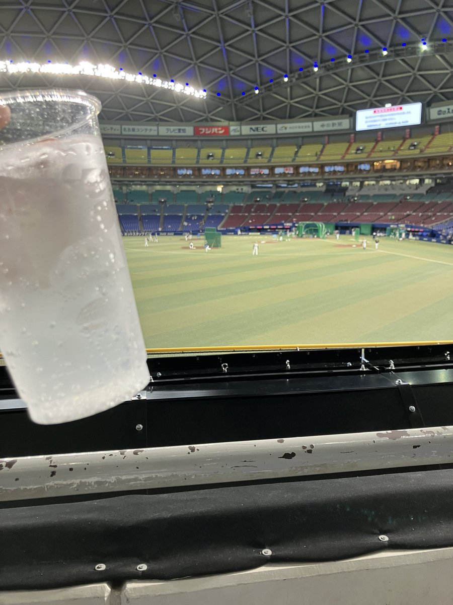 Sinyatter's tweet photo. 今日の宴会場はなんと最前列 https://t.co/UD4cSf27zh
