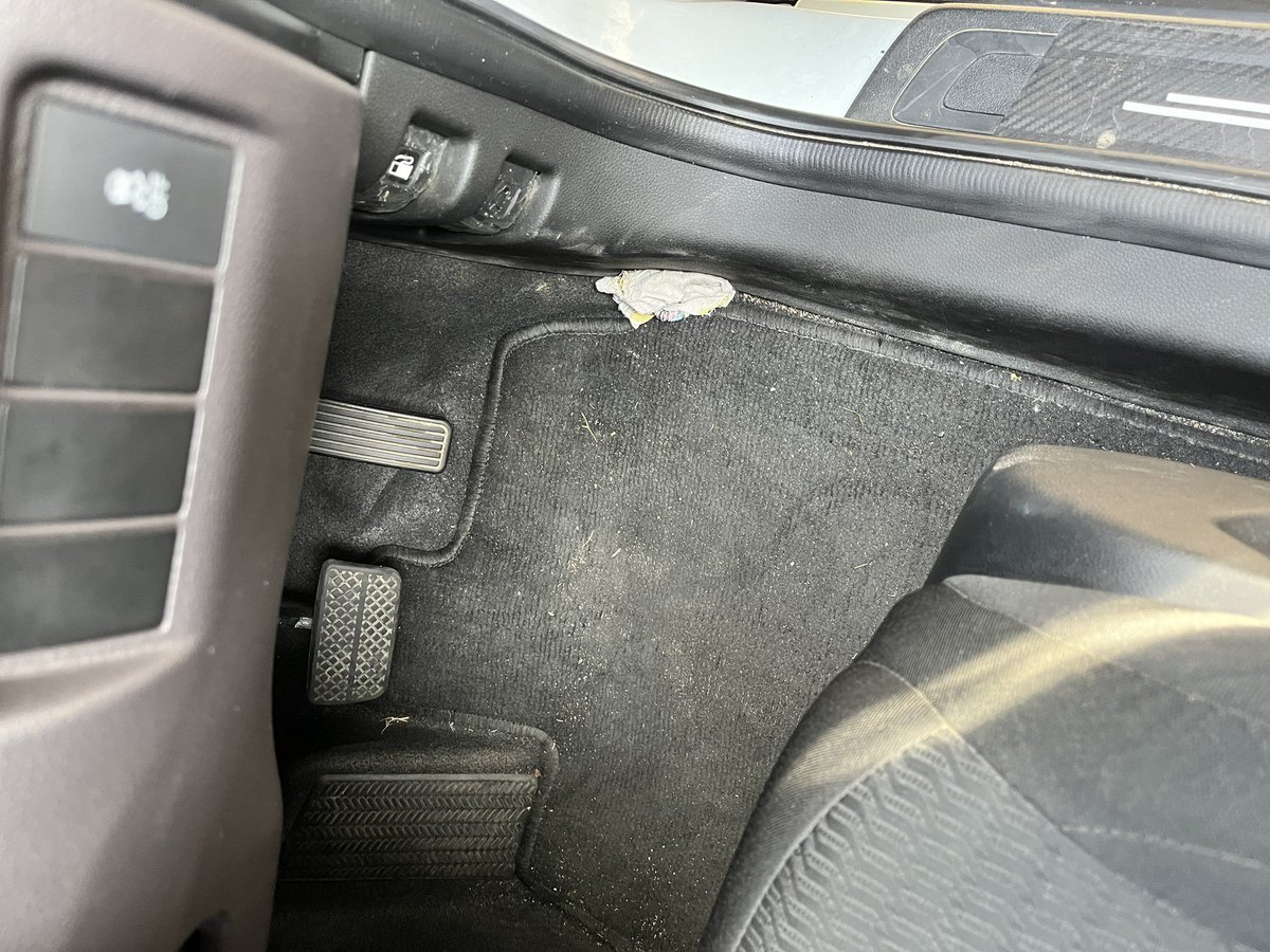 heninghatii's tweet photo. Sarang laba laba bgt ni di belakang?☺️ bersih bgt tu interior?☺️ sorry kesel abis. https://t.co/N09H3Q8Ihl