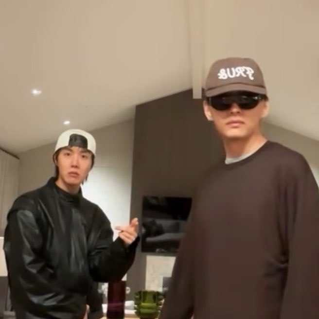 taekook𑁤 tweet media