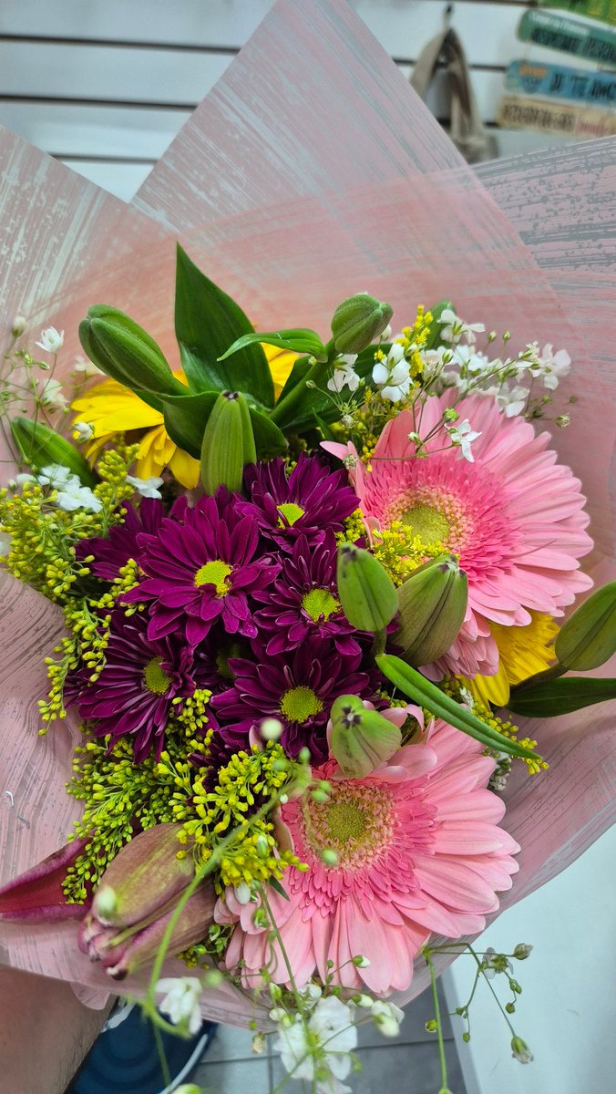 d_rd_'s tweet photo. @Sareniia The flowers I got my mom for mother's day 💐 https://t.co/aSPaN0Kjte