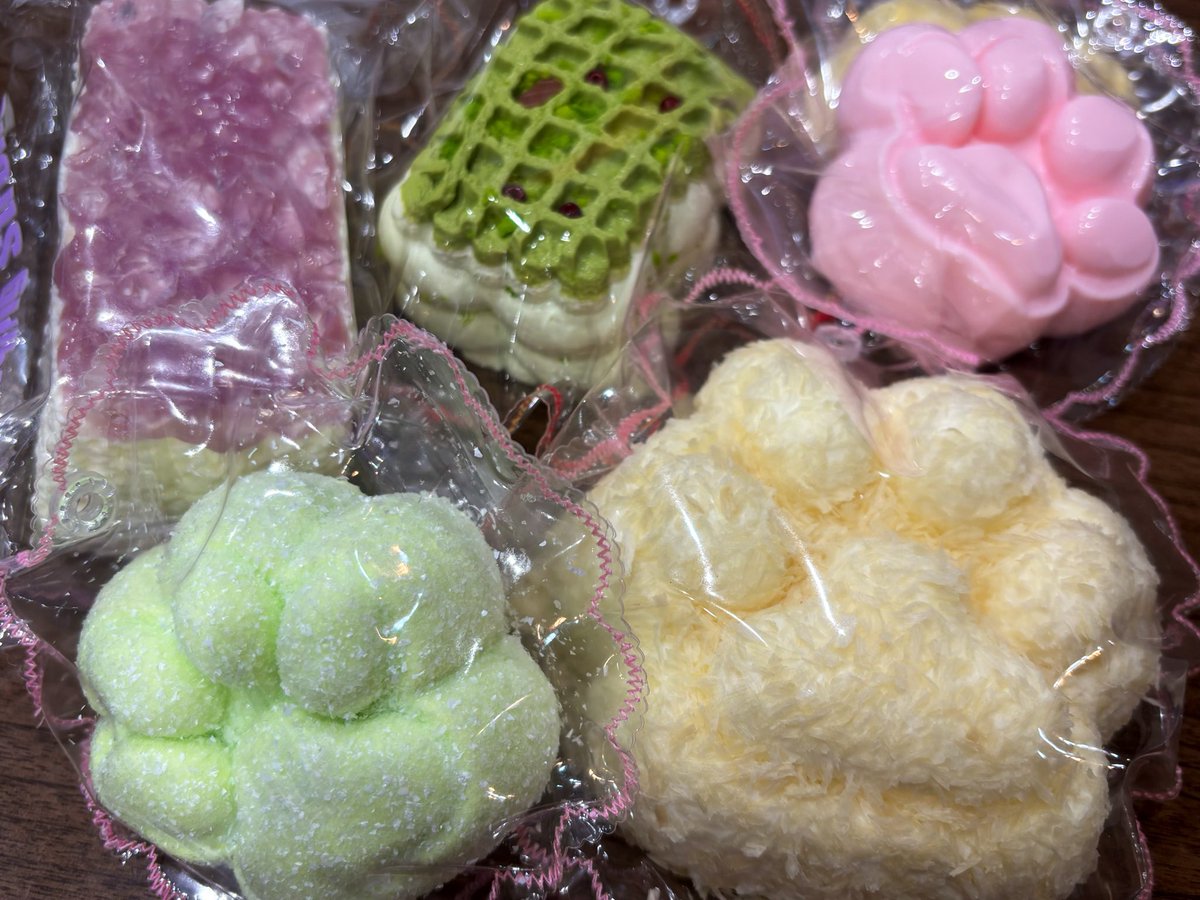akiakitter's tweet photo. 癒しが欲しくてスクイーズに手を出してしまった
トロトロ、もちもち、ふわふわ、ジャリジャリ、カリカリ…
あまり増やさないように気を付けます https://t.co/jaOGhh8ZPp