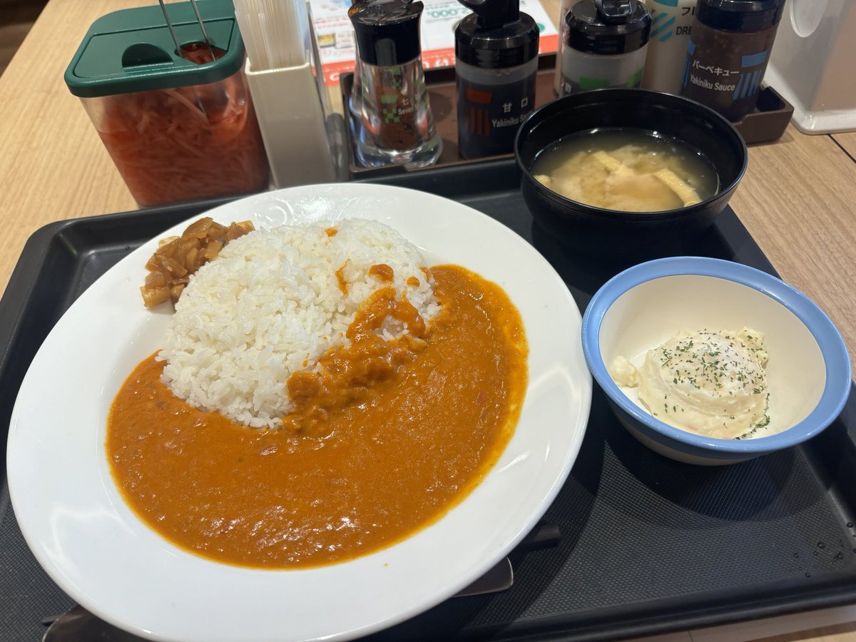 orangeseed7's tweet photo. 本日は松屋の阪西店にて、
クリームバターカレー🍛
インドカレーを普通の皿に盛ったら
こんな感じ。
一口いただくと、まさにインドカレー🇮🇳
全然辛くないので辛いの苦手でも大丈夫👌
クリーミーで口当たりが良くて
美味しいですね😋
#ウーバー　#西宮　#大阪　#すまんな https://t.co/AV5k7Ekf9Y