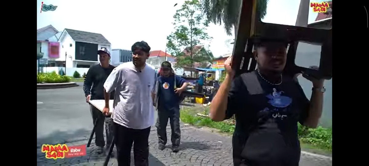 dimasekop's tweet photo. Apaan lagi ini Ya Allah 😭😭😭
Masa MAMASABI nya @txtgjls (review kulinenya) bawa meja sama kursi sendiri sih Nal?  Dan bukan cuma ini pula hal-hal ajaibnya 🤣🤣🤣

Liat aja langsung dah itu di kontennya Mamasabi ...
Yang kuat-kuat ya @Rigensih @anantarispo @hifdzikhoir  

😅🤣😭 https://t.co/1tq8onvN0o
