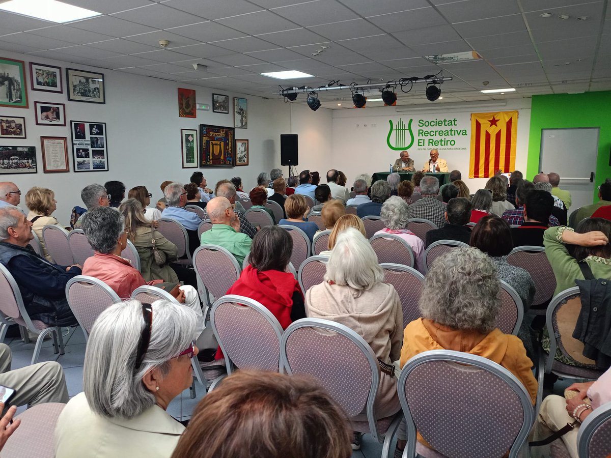 elretirositges's tweet photo. Ahir vam tenir l’honor de rebre el Molt Honorable President Quim Torra, en el marc d’un acte de la Plataforma per la Llengua i l’Assemblea Nacional Catalana.

En la visita, el president Torra va signar el Llibre d’Honor de l’entitat i va poder conèixer l'emblemàtic Saló-Teatre. https://t.co/ezbsw9r3GB
