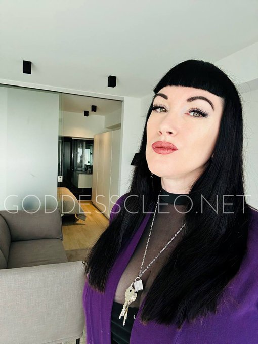 StrapOn London Dominatrix ~ Goddess Cleo tweet media