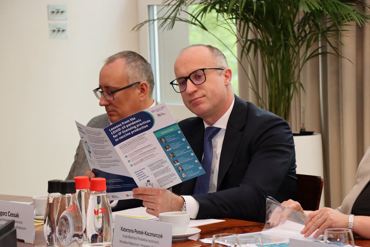 GCessak's tweet photo. Na zaproszenie Pani Minister dr hab. Ewy Skrzydło-Tefelskiej, Prezes @UPRP_GOV_PL,  spotkałem się z prof. Duncanem Matthewsem z Queen Mary University of London @QMUL. 

Rozmawialismy o roli prawa własności intelektualnej w sytuacjach nadzwyczajnych kryzysów zdrowia publicznego i wnioskach z projektu „Lessons from COVID-19 pandemic for IP licensing practices in vaccine production” oraz o doświadczeniach związanych z produkcją i dostępnością szczepionek w czasie pandemii COVID-19.

Dziękuję za zaproszenie i wartościową dyskusję.