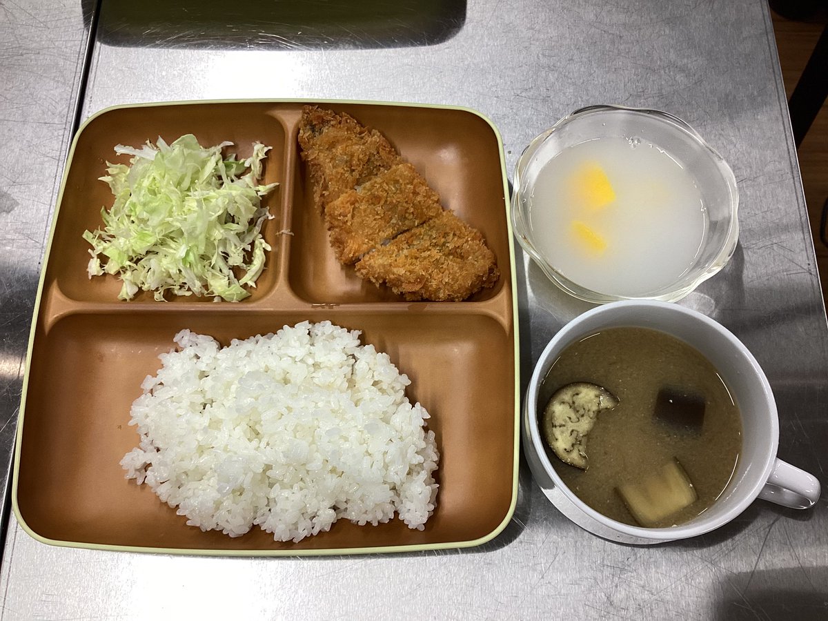 REVISION0911's tweet photo. \Re:vision 本日の給食紹介/

🍚ごはん
🍆みそ汁
🐟アジフライ
🥬キャベツ
🍑カルピスゼリー

#フリースクール #フリースクール立川 #給食 https://t.co/LT2M1HdFBR
