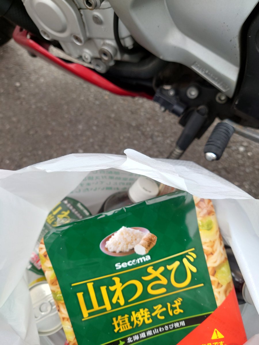 660isa's tweet photo. アイスコーヒーとライダーの主食とホットシェフで昼を。
そして山ワサビのw https://t.co/aj2EZ22TZn