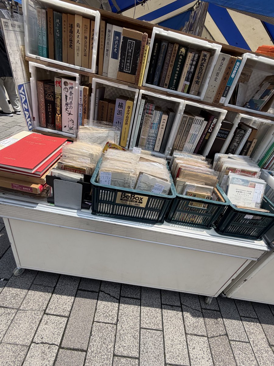 行ってみた 鉄道関連の図書や年代物の切符にサラリーマン達が競うよう