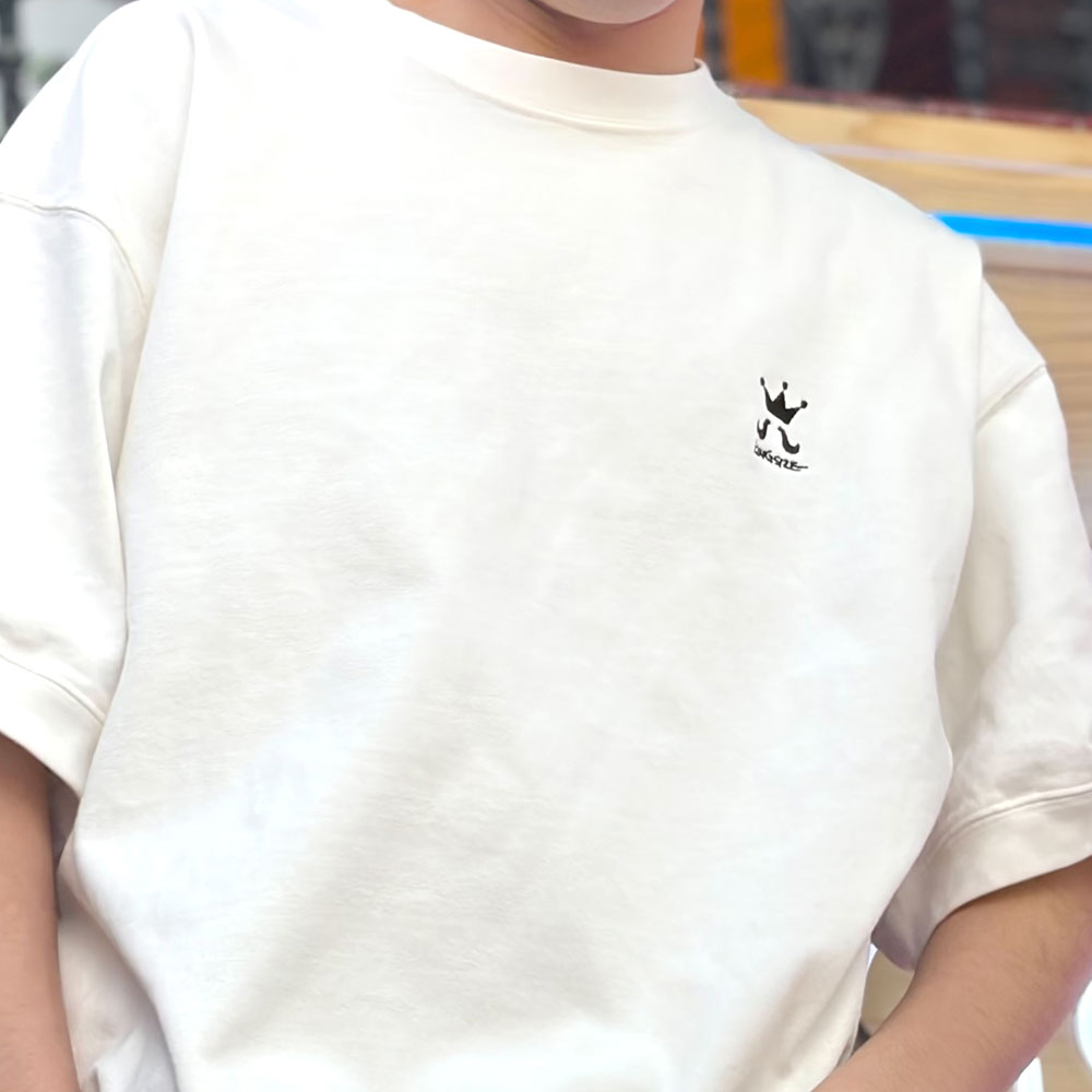 DISSIDENT_OSAKA's tweet photo. 【5月15日(金) 発売】

KINGSIZE（キングサイズ）“HiGE SEAM TEE”

https://t.co/Wp9kp0zJ0P

COLOR : Black / White
SIZE : L / XL
PRICE : 7,150円

肉厚な綿100%のヘビーウェイト天竺を使用したTシャツ。
胸元にアイコニックな「HiGE」ロゴを刺繍。裾の溜まり具合や袖のボリューム感が魅力の一着。 https://t.co/5K4mhxYzoa