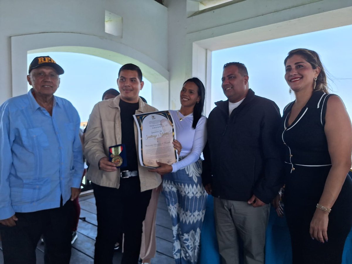 acostaali's tweet photo. Concejo del municipio G/J Santiago Mariño, otorga durante una sesión especial la mayor Orden municipal a la UBV Nueva Esparta en el marco de la celebración de su 22° aniversario #SomosUBV https://t.co/1OC6mc0mYx