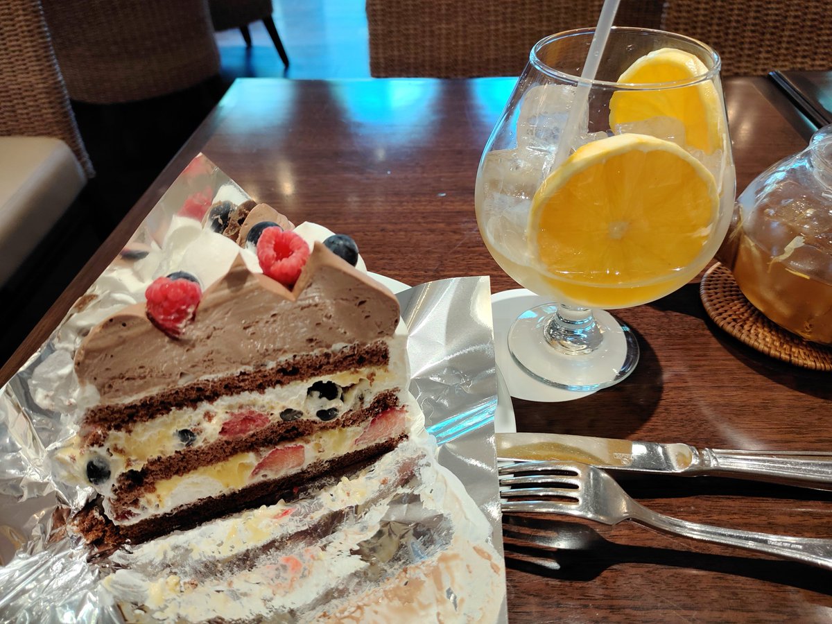 chatnoir01's tweet photo. チームラボボーダーレスの待ち時間にケーキとお茶〜
麻布台ヒルズでセレブ気分なうw https://t.co/T5uHF6HN33