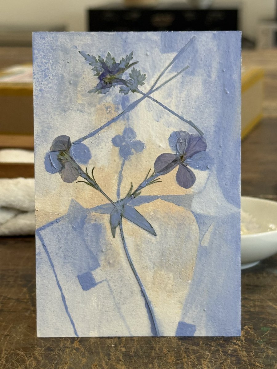 生まれて初めて油絵セットを持って旅に出ることになりそう。骨董屋で額