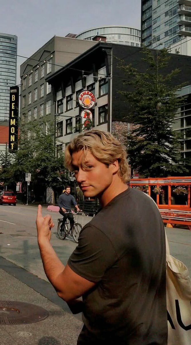 CHEFL4NDO's tweet photo. dean di laurentis was sent as an apology for all blonde men https://t.co/huKjugf5s7