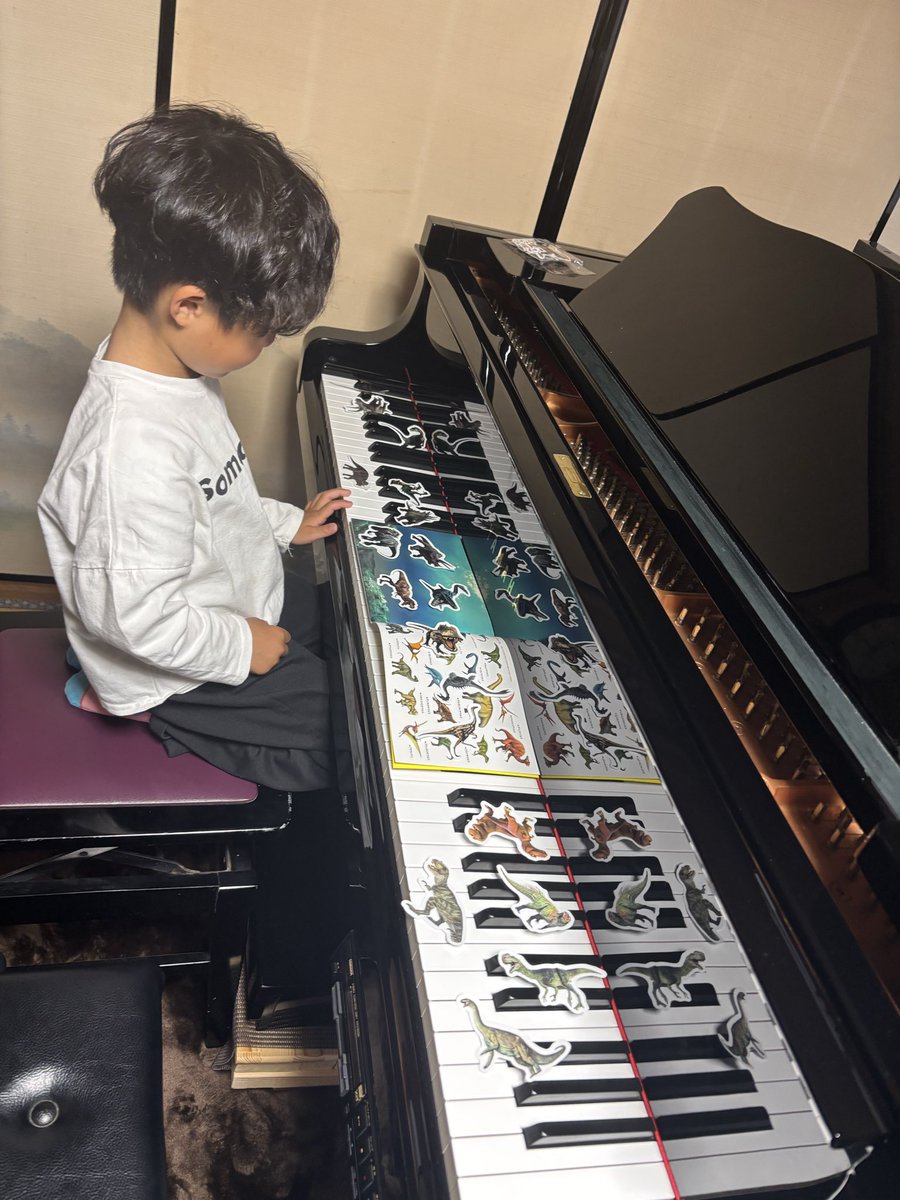 Na05OKMT's tweet photo. 5歳の生徒さん、記念すべき第一回レッスン！可愛いのなんのってもう🥰✨

オトノヤ音楽室、始まってます。 https://t.co/M7xe5qI3S2