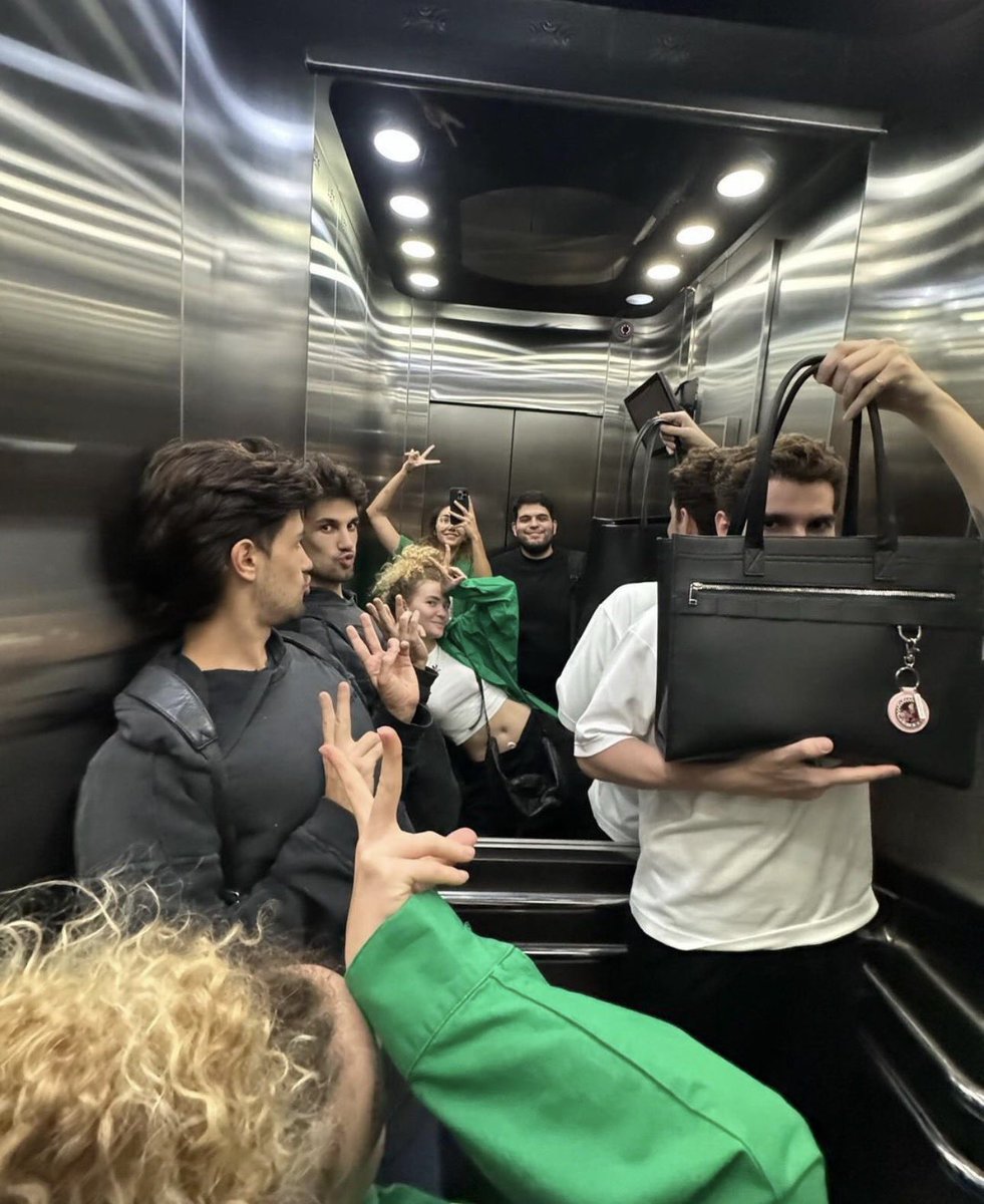 jaosparanoid's tweet photo. frustrante não saber o que quase saiu desses encontros deles https://t.co/VvAobKB2DO