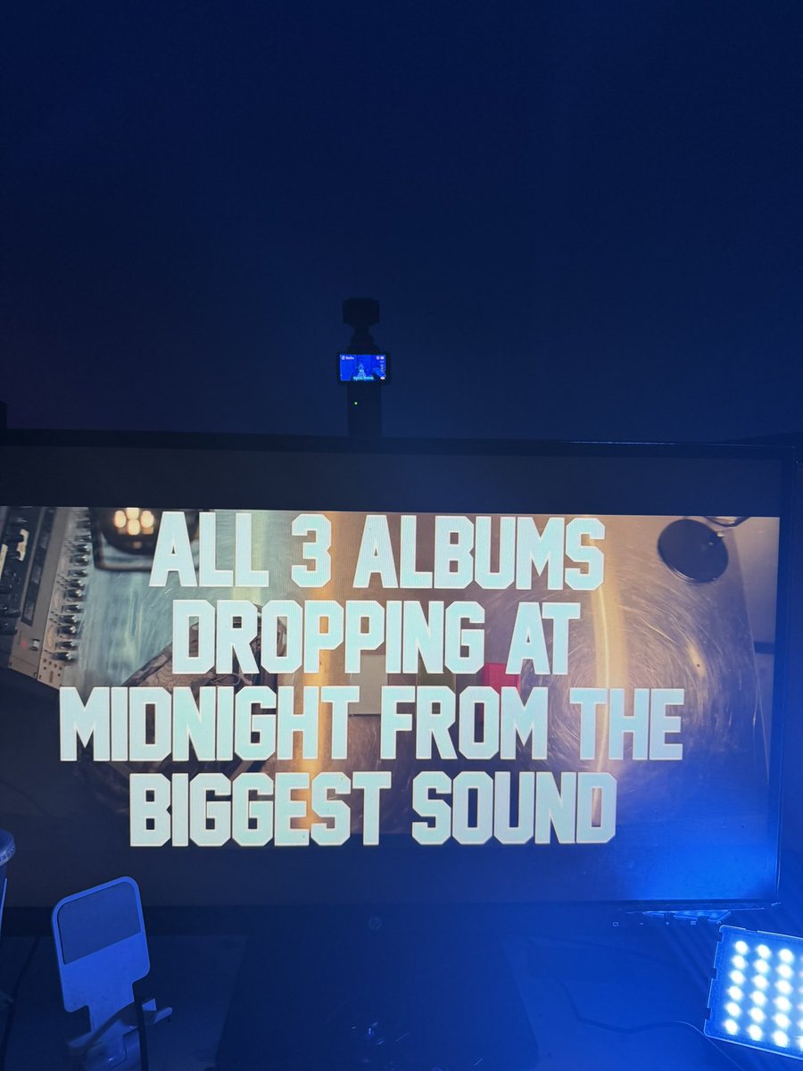 lokionx's tweet photo. DRAKE DROPING 3 ALBUMS ????? Tonight  is this fr ? https://t.co/EFw50vbw3b