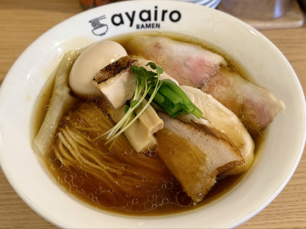 KuZuHoDo_WaMeKu's tweet photo. 🍜ayairo @ayairo_ramenさん✨ 1番人気の特製地鶏醤油そばを注文☝️鶏肉の旨味がありアッサリ醤油出汁が細麺に絡み美味しい🤤雲呑にチャーシュー4種類が美味しく贅沢👍次回はガッツリと特製魚介塩そばと3種のチャーシューごはんを食べに来ます😋
#ayairo 
#ラーメン 
#尼崎市 https://t.co/JpGLyDQjoT