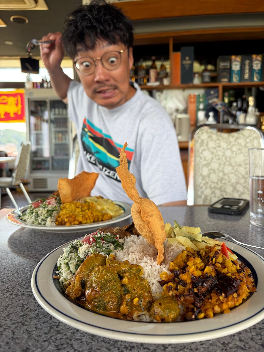 bigfishlife's tweet photo. fishcast飯、久しぶりのスリランカ料理。今回はスマホのスリランカ語翻訳で「たまねぎ抜きで」とオーダーしたのにやっぱり入ってて荒ぶるジェン。でもこの一連の流れがワンセットでこの店に来た時の楽しみの一つということもちゃんとわかって楽しんでるのがキンス。身体張ってる相方を誇りに思います笑 https://t.co/842qLrkvmj